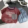 Conjunto de Verão para Meninos 2026 Novo Roupa Infantil para Bebês Roupa de Verão para Bebê Menino Lindo Conjunto de Duas Peças com Listras e Letras Manga Curta