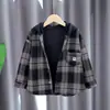 Jaqueta Camisa Xadrez com Capuz e Pelúcia Plus Size para Meninos Versátil Camisa Roupa Externa 2026 Nova Outono/Inverno Roupas Espessas para Crianças Bonito