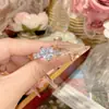 Anillo Serie Amor de Temperamento Elegante Camelia para Mujer Chapado en Platino con Imitación de Moissanita Anillo de Moda para Boda y Banquete