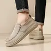Nuevos zapatos de verano para hombre, de suela blanda, resistentes al desgaste, estilo papá casual para el día a día, zapatos slip-on transpirables y ligeros para hombre