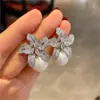 S925 nuevos pendientes de lirio con diamantes completos súper brillantes para mujer, pendientes de perlas de lujo ligero con temperamento, pendientes versátiles de personalidad, lote