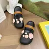 Nuevo pañuelo para la cabeza floral rosa hueco, zapatillas de media caña para mujer, ropa exterior de verano nueva, zapatos ligeros súper bonitos antideslizantes con agujeros