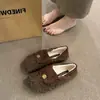 Zapatos mullidos estilo Chanel blancos para mujer, nuevos mocasines slip-on de moda otoño e invierno 2026 con decoración de camelia, zapatos de algodón para uso exterior