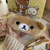 Estuche de Lápices de Peluche Rilakkuma Japonés Mismo Estilo que el Libro Rojo para Niñas, Linda Bolsa de Maquillaje, Caja de Lápices de Almacenamiento de Papelería de Dibujos Animados