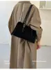 Bolso de Mano Retro de Ante y Felpa Otoño/Invierno Coreano de Nicho 2026 Nuevo de Gran Capacidad para Viajes Diarios Hombro Único Debajo del Brazo para Mujer