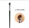Pelo de animal detalles de ojos floreciendo brocha de maquillaje dedo sickle pulpeza del dedo brocha para sombra de nariz mango de madera cabeza inclinada brocha reparadora floreciente venta al por mayor