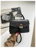 Bolso pequeño de mano de alta gama transfronterizo para mujer, nuevo diseño de moda, pequeño bolso cuadrado de lujo ligero, versátil para ir al trabajo, de un solo hombro, cruzado, moderno
