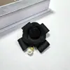 Broche de Camélia com Laço Pequeno Perfumado Estilo Francês Suqi para Mulheres, Acessório de Broche Elegante e da Moda de Alta Qualidade