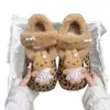 Coleção de inverno 2026 casual, moderna e fofa: Sapatos femininos Mary Jane slip-on de algodão com laço e solas antiderrapantes, apresentando um design de bolinhas