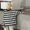 Camiseta de manga larga para niños, nuevo estilo otoño 2026, top a rayas para niños mayores, camiseta básica para niños con un look genial y moderno