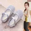 Sandálias de Strass para Meninas 2026 Novo Estilo Primavera e Verão Sapatos de Princesa com Solado Macio para Menininhas Sapatos Modernos com Recortes de Pérolas para Crianças