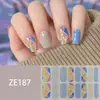 ZE16 refere-se a adesivos de unha estilo europeu e americano com grandes blocos de cor, estampas de leopardo, xadrez, estrelas, listras, e ornamentos para unhas.