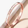 Pulseira de aço titânio para mulheres, de alta qualidade, nicho, concha incrustada com diamantes, não desbota, requintada e elegante, pulseira de aço inoxidável estilo ins