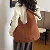 Bolsa Tote Nueva de Moda para Commute Otoño/Invierno Terciopelo Gamuza Gran Capacidad Simple Coreana de Nicho para Mujer de Hombro Único o de Mano 2026