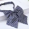 Flor de solapa profesional para mujer Banco Postal Hotel Azafata Ropa de trabajo Ropa de trabajo Decoración de camisa Corbata gratis Corbata de lazo Mariposa