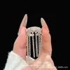 Nuevo anillo de moda de alta gama versátil estilo vintage con forma de estrella y diamantes, lujo ligero, anillo personalizado único y lujoso