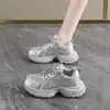 Nuevas zapatillas de papá de verano para mujer, estilo universitario, transpirables, de suela gruesa, que aumentan la altura, antideslizantes, versátiles, zapatos casuales, zapatillas para correr