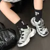Zapatillas Deportivas Infantiles 2026 Primavera y Otoño Estilo Nuevo Hebilla Giratoria Zapatos de Senderismo para Niños Transpirables y Resistentes al Desgaste Zapatos Tipo Papá para Niñas Modernos