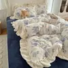 Conjunto de cama de quatro peças em veludo de leite com estampa floral pequena estilo coreano, capa de edredom de fleece dupla face com renda grau A, conjunto de três peças de flanela