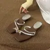 Chinelos Femininos para Exterior 2026 Verão Novo Estilo Moda Celebridade da Internet Sandálias Femininas de Salto Grosso com Solado Plano Chinelos Sandálias de Tira Única com Tira para Dedo do Pé