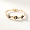 Oferta Especial Suministro Directo Nuevo Estilo Moda Europea y Americana Transfronteriza Pulsera de Acero de Titanio para Mujer Joyería de Alta Calidad que No Pierde el Color Adornos de Nácar Blanco