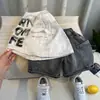 Ropa infantil estilo coreano conjunto de verano para niños 2025 nuevo moderno genial para niños de manga corta ropa de verano elegante para niños