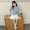 Conjunto de Duas Peças de T-shirt de Manga Curta e Saia com Cintura Irregular Estilo Coreano para Meninas, Novo Estilo de Verão, Conjunto Super Estiloso para Crianças Mais Velhas