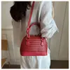 Bolsa de Mão Simples Feminina para o Verão 2026 Estilo Novo Elegante Cor Contrastante Bolsa de Ombro Único Transversal Bolsa de Concha Trançada Bolsa Feminina