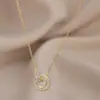 Cadena para Clavícula Elegante con Baño de Oro Real y Circonita Cadena Doble Anillo Diseño de Nicho Femenino Sentido del Diseño Collar Personalizado para Estudiante
