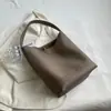 Bolso de Gran Capacidad 2026 Nueva Moda Bolso de Hombro Simple para Viajes Diarios Estilo Coreano Casual Retro Bolso Tipo Cubo de Mano