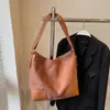 Bolsa de Camurça Grande Capacidade Casual para o Dia a Dia de Mulheres 2025 Nova Versátil Bolsa de Ombro Relaxada Bolsa Tote