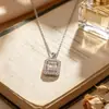 Collar de cadena para clavícula de lujo ligero estilo francés, forma de V, borla de diamantes completos, cuadrado pequeño de diamantes, microincrustado, para mujer, exquisito, ultrabrillante, moderno, de alto valor