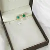 Elegante e Sofisticado Conjunto de Anéis em Vibrante Vermelho Chinês, Apresentando Flores de Diamante de Alto Carbono de Luxo Leve e Brincos Pingentes em Para Verde de Alto Brilho