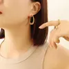 Pendientes sencillos, redondos y ovalados, de acero de titanio chapado en oro de 18 quilates, con diseño exagerado de chica sexy, con borde cruzado.