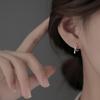 Pendientes pequeños y sencillos de perla hueca de plata s925 para mujer, pendientes sencillos y exquisitos avanzados, accesorios de moda de nicho que combinan con todo.
