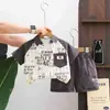Conjunto de manga corta con cuello redondo estampado de niño guapo 2026 nuevo estilo conjunto de tres piezas de camisa de manga corta a rayas con letras para niños
