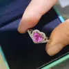 Anel de Dedo Rosa Mosan em Forma de Coração Braço Torcido Micro-incrustado Ouro Branco AU750 Anel Feminino Proposta de Casamento Anel de Casal com Diamante