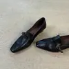 Zapatos de salón bajos de punta cuadrada estilo francés old money para mujer, nuevo modelo otoño 2026, cómodos y versátiles zapatos negros para ir al trabajo, estilo popular