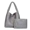 En stock 2024 Nueva Bolsa de Gran Capacidad Moda Femenina Tendencia Axila Hombro Bolso Tejido a Mano para Mujer Texto Suave