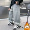 Pantalones Deportivos de Forro Polar para Niños Invierno 2025 Nuevos Grandes para Niños Integrados de Forro Polar Sueltos Gruesos Cálidos Pantalones Deportivos Venta al por Mayor