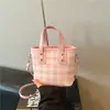 Bolsa de mão xadrez de comércio exterior para mulheres, nova bolsa tote da moda 2026, bolsa de ombro transversal tipo balde para o dia a dia