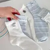 Calcetines de Primavera y Verano Serie Azul Claro para Mujer Etiqueta de Tela Calcetines de Media Pantorrilla Oso Pequeño Bordado Malla Transpirable Versátiles Calcetines Apilables Venta al por Mayor