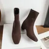 Botas femininas de outono e inverno, novo estilo francês, elegantes, bico quadrado, salto grosso, cano curto, com aumento interno de altura e acabamento em camurça, com zíper traseiro