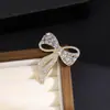 Broche de Circonita con Lazo Estilo Coreano de Lujo Ligero, Broche Elegante de Alta Gama para Suéteres y Trajes, Pin de Diseño de Nicho para Evitar la Exposición