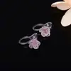 Aretes de Resina Flor de Rosa 3D Acrílica Camelia Iridiscente para Orejas sin Perforar Pequeños Exquisitos Parte Superior de la Oreja Sin Presión
