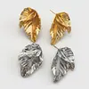 Pendientes de botón únicos con diseño de hoja tridimensional para mujer, pendientes exquisitos y de lujo ligero en oro y plata, producto popular de fábrica