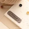 Etiqueta Colorida Corazón Hecho a Mano Dos Agujeros Prensada en Caliente Cuero de Microfibra Etiqueta Sombrero Bufanda Cosida a Mano Etiqueta Decorativa