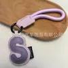 Venta al por mayor transfronteriza de llaveros japoneses y coreanos con letras en inglés, dijes para bolso de cuero dopamina, pequeños accesorios y regalos