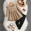 Conjunto Dulce para Niñas de Primavera y Otoño: Conjunto de Dos Piezas: Top de Manga Larga con Mangas Acampanadas y Estampado Completo de Corazones + Pantalones Largos de Color Sólido Ajustados