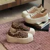 Sapatos casuais femininos plataforma com cadarço, estampa de leopardo, bordas onduladas, bico largo, sola grossa, que aumentam a altura, da marca mollykiki